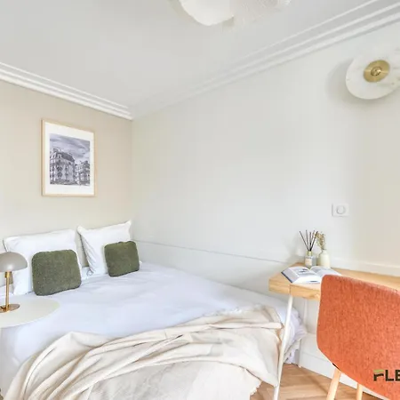 Charming 2-bedroom With Living 47 M 9e Apartment