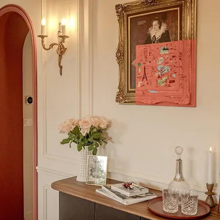 Apartment With Eiffel Tower View
