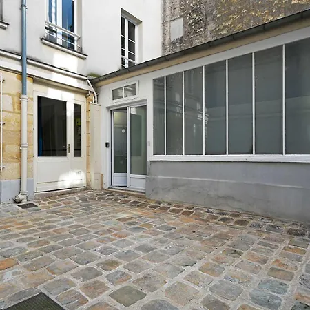 Modern Artistic Apartment Paris