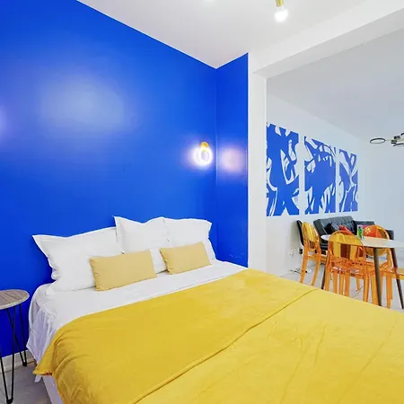 Modern Artistic Apartment *