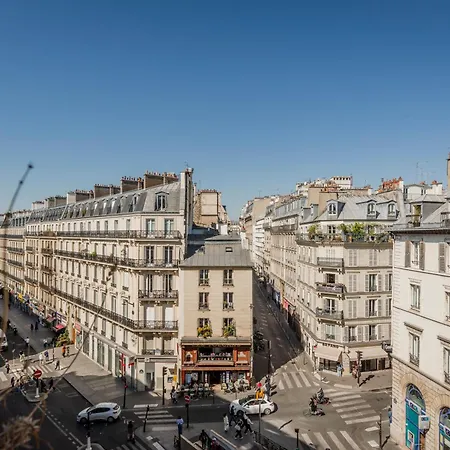 La Pause Parisienne, Au Pied Du Metro Paris