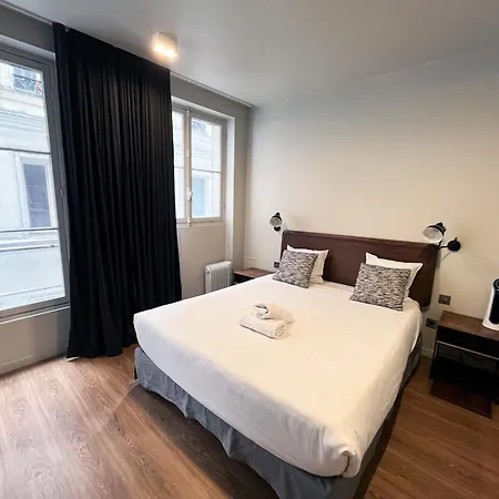 Urban Flat 78 - 3 Bedroom Republique Apartment *