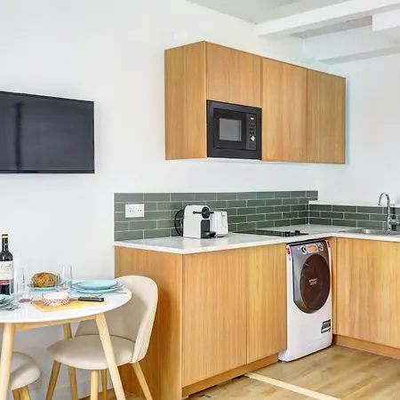 5022 Sandra - Charming 18eme Paris