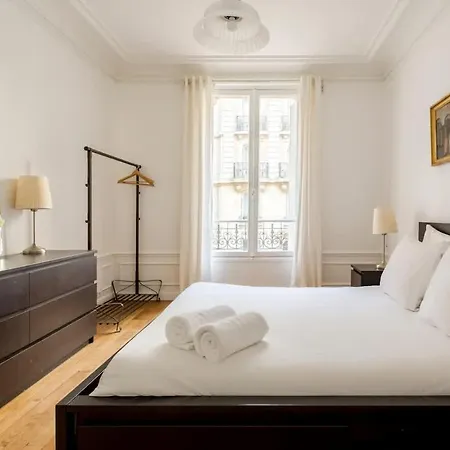 Chic Parisian Trocadero & Eiffel Tower Apartment *