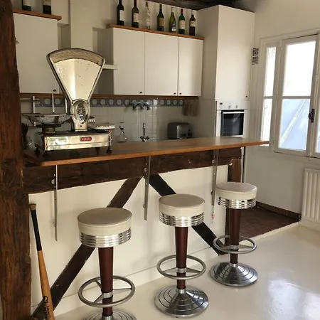 Apartment 8 Place Du Tertre Paris