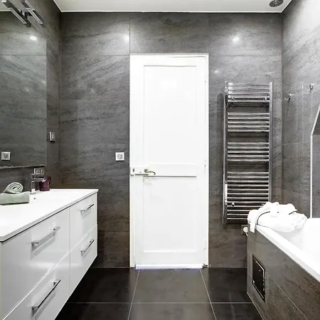 Apartment 3br Parisian Charm Near Champs-elysees & La Defense