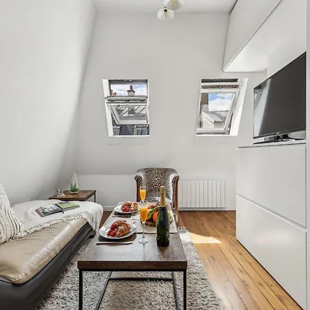 Charming Overlooking Place Des Victoires Paris