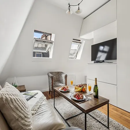 Charming Overlooking Place Des Victoires Paris
