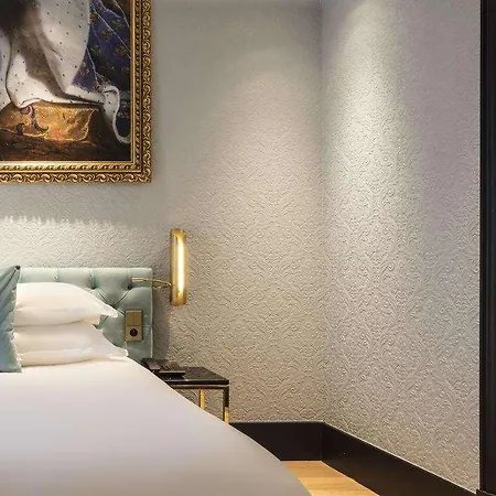 Eiffel Petit Louvre Hotell 3*