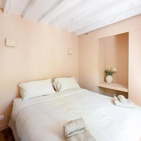 Elegant Parisian Apartment, Place Des Vosges Paris