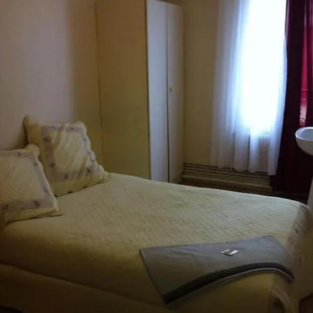 Hipotel Bordeaux Menilmontant Hotel 3*