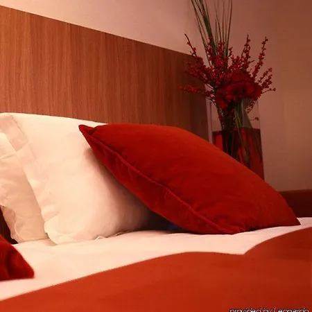 מלון Westside Arc De Triomphe 4*