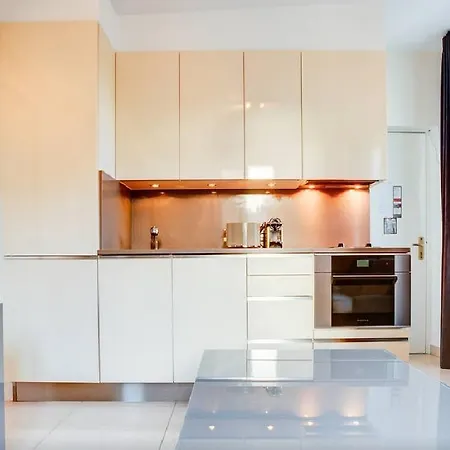 Notre Dame Bright Apartment