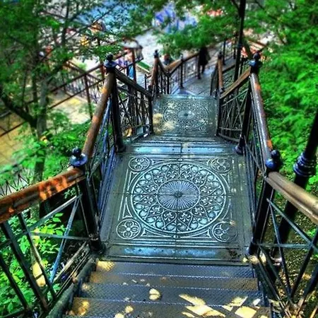 Woodstock Montmartre By Hiphophostels *
