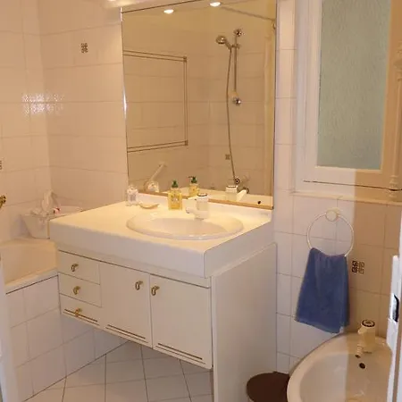 Prestigious 2 Bedroom Near Champs Elysees * Paris