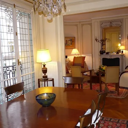 Prestigious 2 Bedroom Near Champs Elysees Appartement