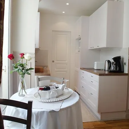 D : Louvre Elegant Bed & Breakfast