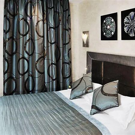 Des Champs-elysees Hotel 4*