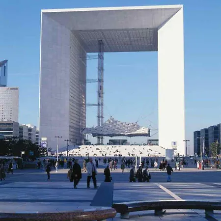 Ibis Paris La Défense Esplanade Hotel 3*