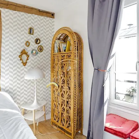 Lovely In Montmartre Pigalle Parijs