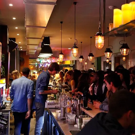 The People - Belleville Iex Les Piaulesi Auberge de jeunesse Paris