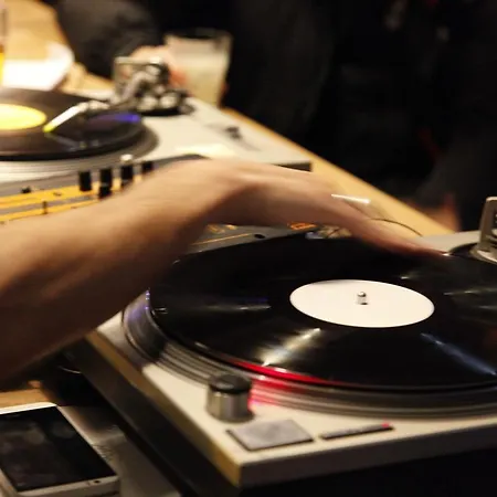 The People - Belleville Iex Les Piaulesi Paris