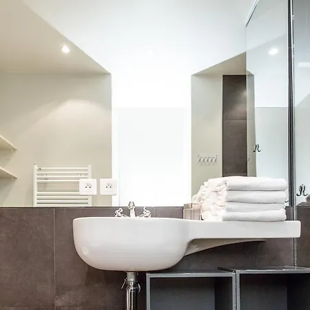 Apartment Marais Centre Pompidou Id 233 *