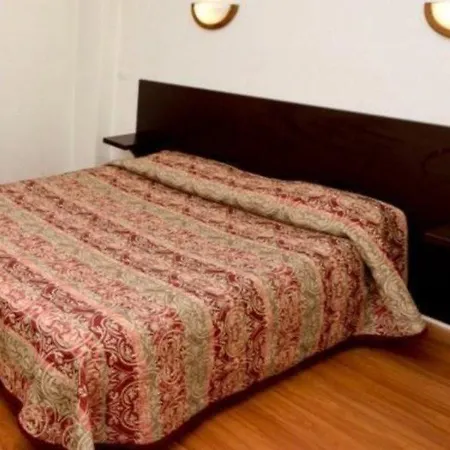 מלון Hipotel Printania Maraichers 2*