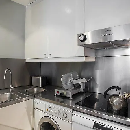 Faubourg Chic Apartment Paris