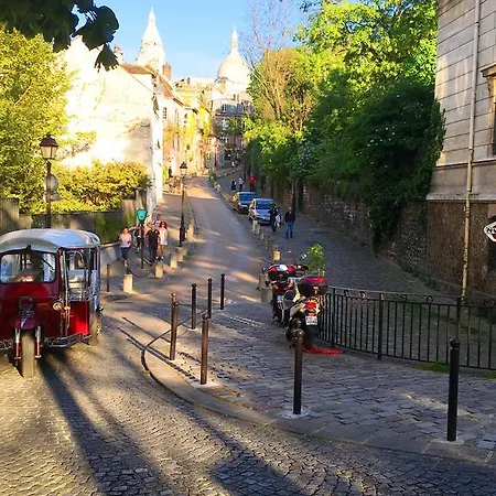 Romantic Artist Montmartre Couette-café Paris