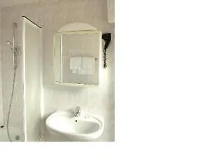 Alyss Saphir Cambronne Eiffel Otel Paris