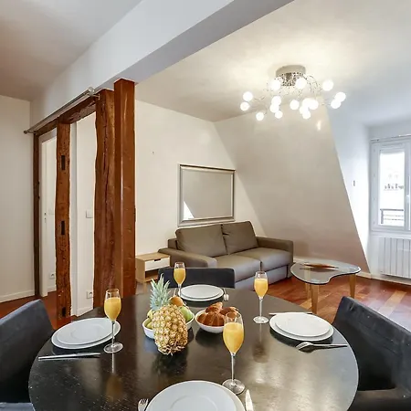 Private Apartment - Rue Cler - Eiffel Tower View