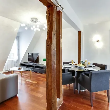 Private Apartment - Rue Cler - Eiffel Tower View