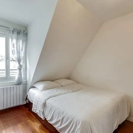 Private Apartment - Rue Cler - Eiffel Tower View * Париж
