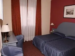 מלון De La Place Des Alpes
