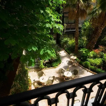 B Montmartre Hotell 4*