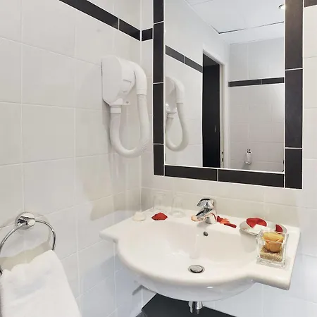 Carladez Cambronne Hotel 3*