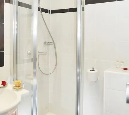 Carladez Cambronne Hotel 3*