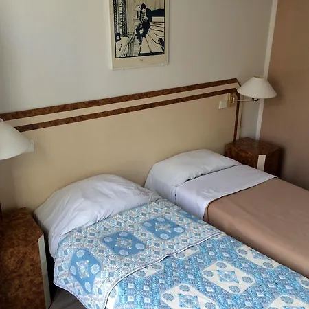Azur Montmartre Отель Париж