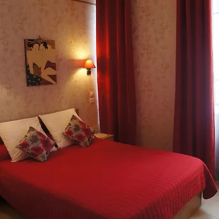 Les Chansonniers Hotel
