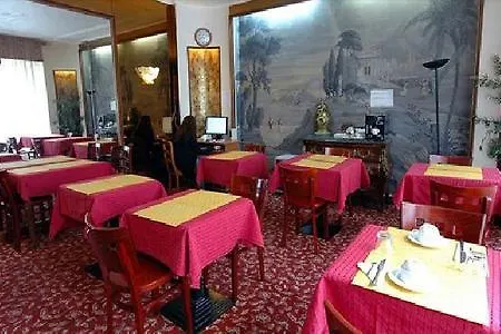 Hotell La Boetie 3*