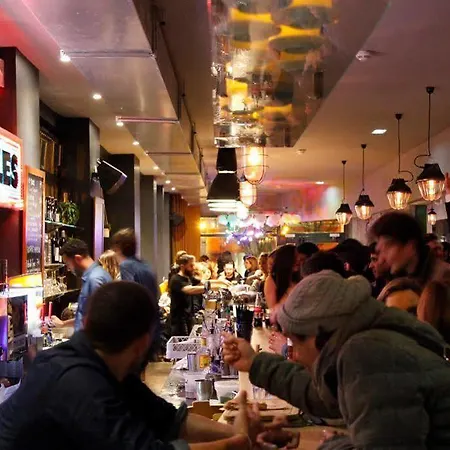 The People - Belleville Iex Les Piaulesi Auberge de jeunesse Paris