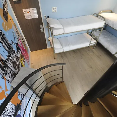 The 3 Ducks Eiffel Tower By Hiphophostels Hostel *