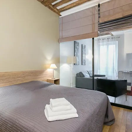 Appartement Turenne Place Sainte Catherine Paris