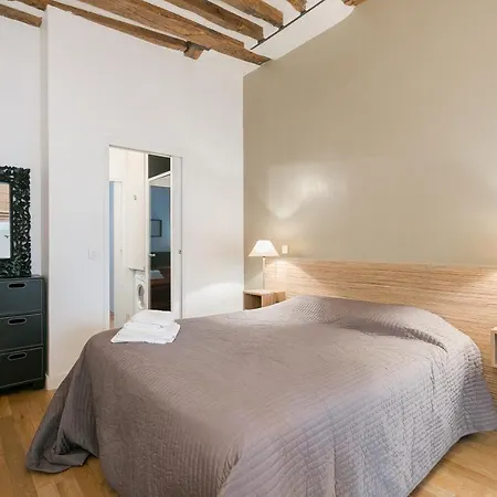 Appartement Turenne Place Sainte Catherine Paris