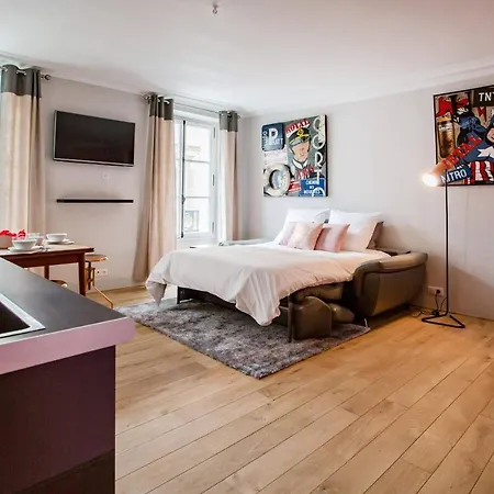 Spacious And Charming 2 Bedroom Flat A Madeleine Apartment
