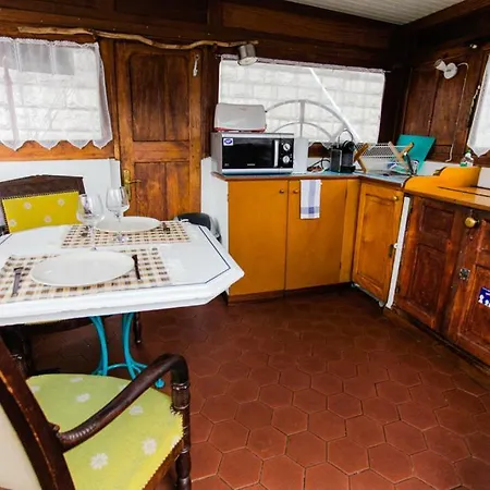 Bateau-hôtel Péniche - Le Nénuphar *