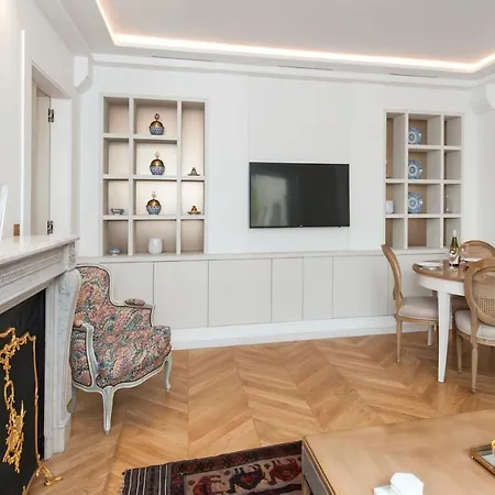 Apartment Luxury Montaigne Paris