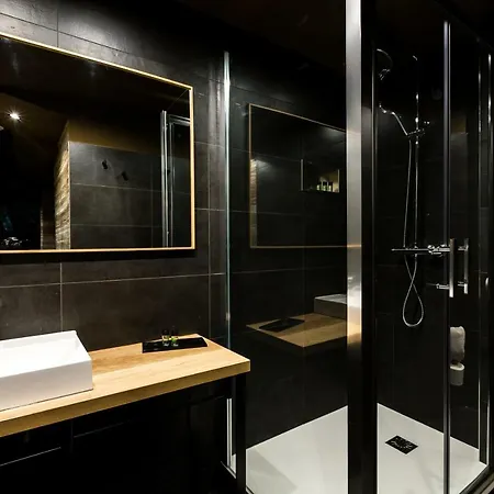 Love hotel Avec Nuit Insolite Au Dandy Et Jacuzzi Privatise (adults Only) Paris