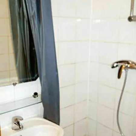 De Lille Louvre Hotel 2*